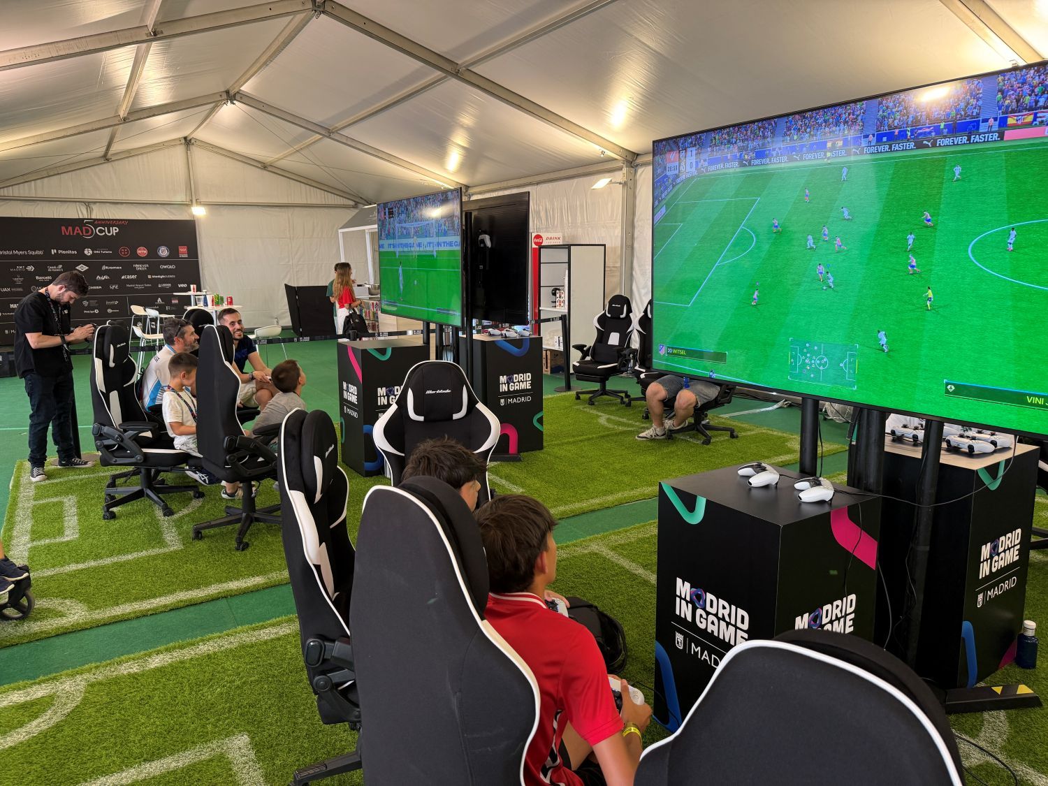 Madrid in Game lleva el torneo híbrido que combina fútbol físico y virtual ‘Esports + Sports’ al Estadio Metropolitano